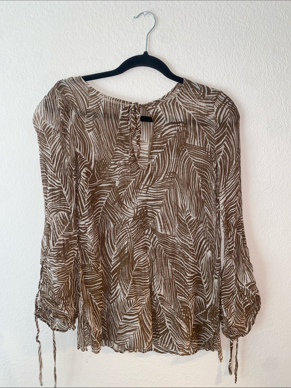 🎈Talbots brown & white sheer palm leaf print blouse with tie-sleeve details! - Picture 4 of 8